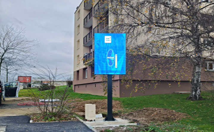 Straßenschild-LED-Werbung (Frankreich)