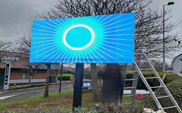 Straßenschild-LED-Werbung (Frankreich)