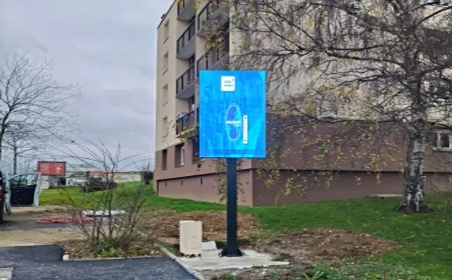 Straßenschild-LED-Werbung (Frankreich)